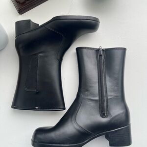 Cougar Black Leather Sherpa Lined 2” Heeled Boots Size 8